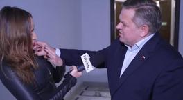 Canlı yayında taciz anları! Gazeteciye zorla dokunmaya çalıştı: ‘Beynin yok mu senin?’