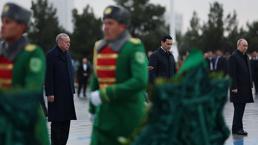 Erdoğan, Türkmenistan'da Tarafsızlık Anıtı'na çelenk koyma törenine katıldı