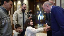 Cumhurbaşkanı Erdoğan, Gazze'de hayatını kaybeden 6 yaşındaki Filistinli Rajab'ın ailesini kabul etti