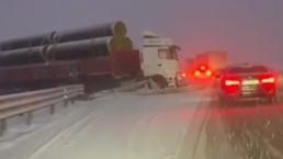Yollar buz pistine döndü! Yoğun kar yağışı trafik kazalarına neden oldu