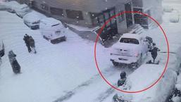 Kağıthane’de dehşet! Yokuştan kayan kamyonet kartopu oynayan çocuklara çarptı