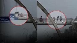 İnsanlık dışı görüntüler! Üst geçitteki şahıs çocukları öldüresiye dövdü