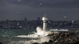 İstanbul'da lodos nedeniyle deniz seferleri iptal edildi