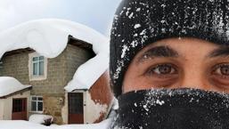 Sıcaklık sıfırın altında 30 derece! Kar kalınlığı 2 metreyi buldu, yollar kapandı her şey buz tuttu