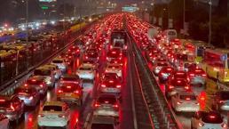 İstanbul'da trafik resmen kilitlendi! Yoğunluk yüzde 81'e çıktı