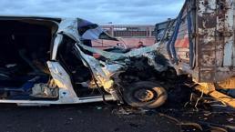 Kocaeli'de feci kaza! Servis minibüsü kamyona çarptı: 1 ölü