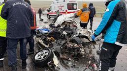 Kaza yerinden korkunç görüntüler! Otomobili ezip geçti: 3 ölü