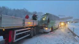 Tokat-Sivas yolunda feci kaza: Yolcu otobüsü TIR’a çarptı: 7 yaralı