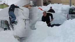 2 gün durmadan yağdı, ilçede hayat durdu: Evler, sokaklar ve arabalar kara gömüldü