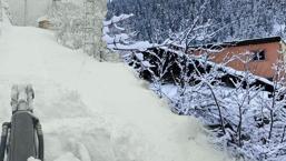 Kar kalınlığı 2 metreyi aştı! '15 yıldır böyle bir kar yağışı da görmemiştik'