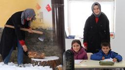 Eksi 20 derecede eğitim! Tek öğretmen 6 öğrenci: 'Odunumuzu kırıyoruz, ders işliyoruz'