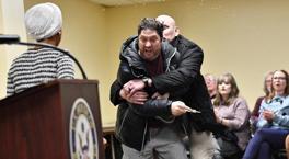 Trump tehdit etmişti! Canlı yayında şırıngalı saldırıya uğradı: Dehşet anları kamerada