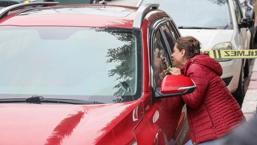 Yürek yakan veda! Aracın camına yaslanıp yalvardı: 'Ne olur kalk aşkım'