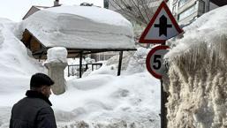Kar kalınlığı metreleri buldu! Her yer buz kesti, ulaşım tamamen durdu