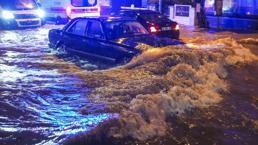 İzmir'de sokaklar göle döndü, evleri su bastı! Vatandaş belediye başkanına isyan etti: Çektiğimiz şu rezilliği görsün