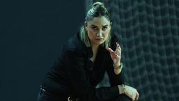 'Dişi Ataman' Komşu'yu sallıyor!