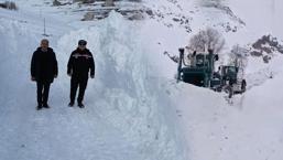 Beyaz esaret! Kar kalınlığı 2 buçuk metreyi aştı: ‘Evlerimizin çatılarına kadar yükseldi’