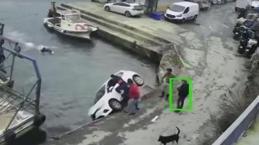 Sarıyer’de nefes kesen anlar! Otomobil denize uçtu, tekneden atlayıp yüzerek kurtarmaya gitti