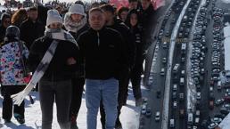 1 milyon 400 bin kişi geldi! Bölgede 5 kilometrelik araç kuyruğu var