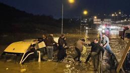 Son dakika... Aydın'da minibüs suya gömüldü, 20 yolcu mahsur kaldı