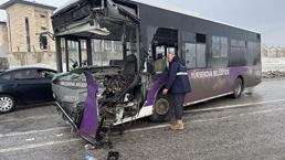 Hakkari'de yolcu minibüsü ile belediye otobüsü çarpıştı! 18 yaralı