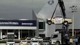 Yer: Adana! Sıfır aldığı kamyonetin motoru bozulunca bayinin önünde vinçle astı