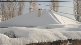 Tek katlı evler kar altında! 82 yerleşim yerine ulaşım durdu