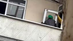 Esenyurt’ta pes dedirten görüntü! Boşaltılan binanın kapı ve pencerelerini söküp götürdüler