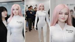 İnsan gibi yürüyen yapay zeka robotu Moya sahneye çıktı