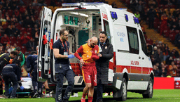 Galatasaray maçında korkutan anlar! Sahaya ambulans girdi