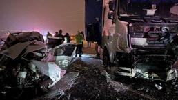 Erzurum'da katliam gibi kaza! TIR ile çarpışan SUV araçta 4 kişi hayatını kaybetti