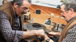 Topraktan çıktığı an sertleşiyor! Elleriyle işleyip servete dönüştürüyor: Tam 45 yıldır bu işi yapıyor