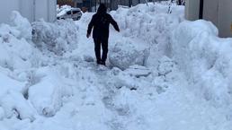 40 gündür yağan kar hayatı altüst etti! İnsan boyunu aştı: