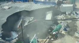 Kavşak çöktü! Dev çukur, caddeyi yuttu