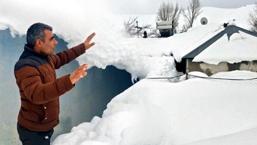 Evler kara gömüldü! Kar 2 metreyi aştı: Onlarca köyle ulaşım tamamen durdu