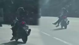 Trafikte tehlikeli anlar! Yan oturup ayaklarını sarkıttı, motosikleti bıraktı