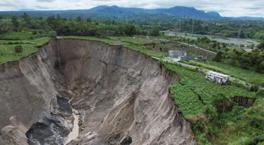 Dev obruk 3 hektarlık tarım arazisini yuttu! En az 3 çeşit ürün yok oldu