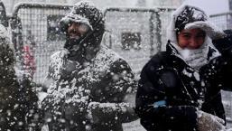 Son dakika... Meteoroloji haritayı güncelledi! AKOM saat verdi! İstanbul’a kar yağışı başladı