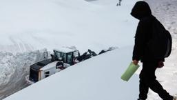 Kar kalınlığı 2 metreyi aştı! Kimse evden çıkamaz oldu