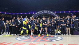 Türkiye Kupası'nda Beşiktaş'ı yenen Fenerbahçe Beko şampiyon oldu! Melih Mahmutoğlu'ndan Tarık Biberovic'e jest