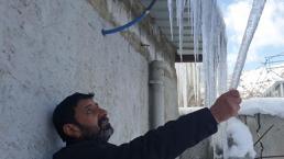 Termometreler eksi 18’i gördü, 3 metrelik buz sarkıtları oluştu: Soğuktan dışarı çıkamıyoruz