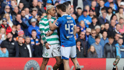 İskoçya'da Old Firm derbisinde arbede! Taraftarlar sahaya indi