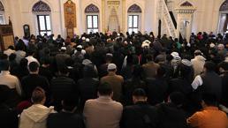 Binlerce kişi camiye akın etti, kapıda uzun kuyruklar oluştu! Bayram namazı bir değil beş kez kılındı