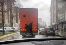 İstanbul trafiğinde patenle tehlikeli yolculuk! Ölümü böyle hiçe saydılar