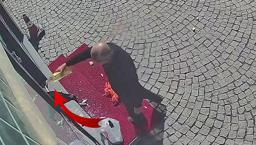 Erzurum’da bir eczacıdan kundaklama girişimi! Eczanenin camını kırıp yağ döktü: O anlar kamerada