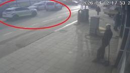 Seyir halindeyken vuruldu, kurşunlardan kaçıp polise sığındı! O anlar kamerada