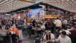 Adana’da karnaval bereketi: Kebapçılar doldu taştı, şehirde adım atacak yer kalmadı