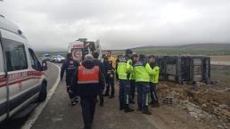 Aksaray'da yolcu otobüsü devrildi! 20 yaralı