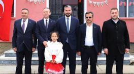 Bir öğretmen, bir öğrenci: 23 Nisan'ı protokol ve mahallelilerle kutladılar