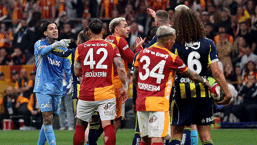 Fenerbahçe'ye derbide büyük şok! Ederson kırmızı kart gördü, VAR monitörüne vurdu